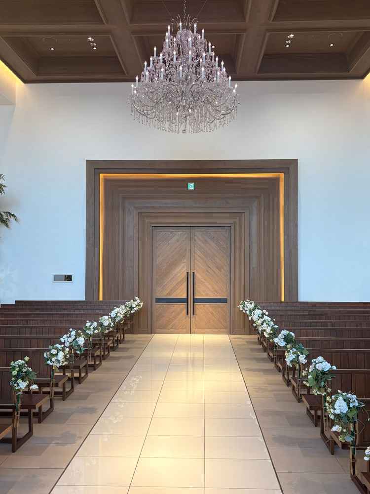 バージンロードの幅が広くてドレスが美しく見えるそうなのでそこがとても良かったです。