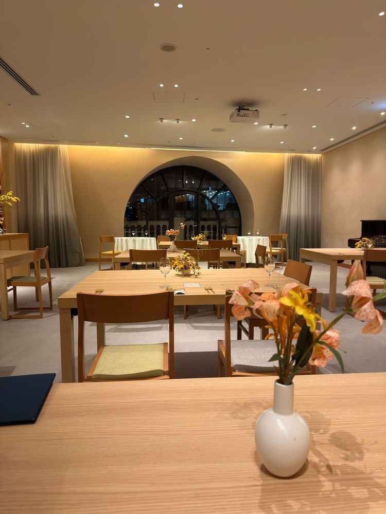 30人以下規模でも行える暖かみある雰囲気の披露宴会場です。