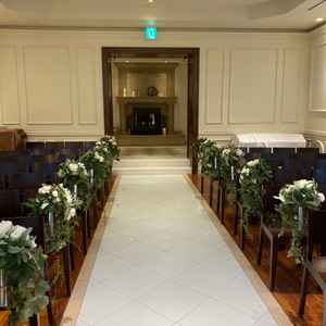 チャペルのバージンロードは家族挙式ではちょうど良い距離で装飾もシンプル華やかで温かみも感じました。