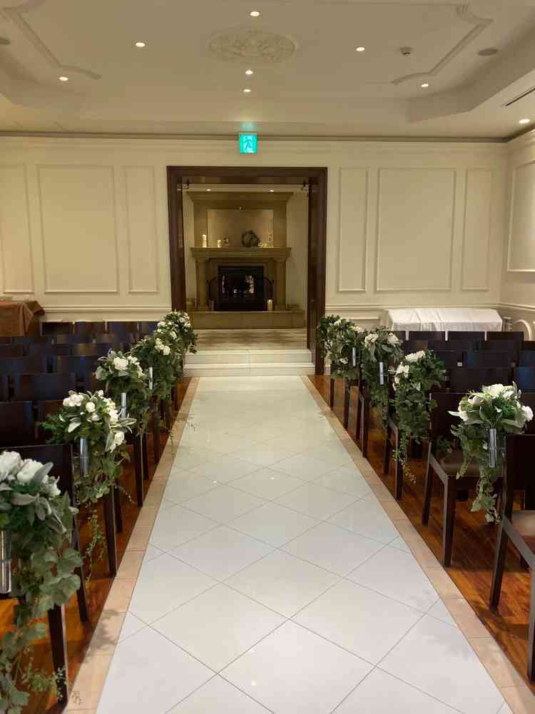 チャペルのバージンロードは家族挙式ではちょうど良い距離で装飾もシンプル華やかで温かみも感じました。