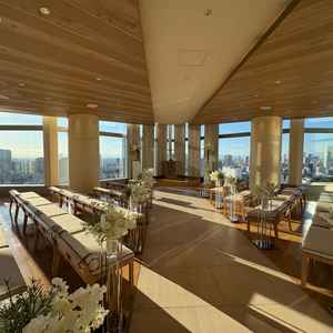 窓から都内が見渡せる素敵なチャペル