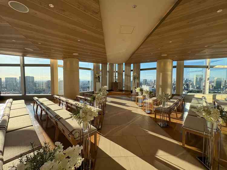 窓から都内が見渡せる素敵なチャペル