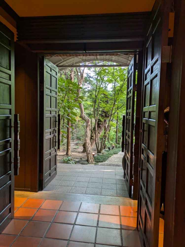 チャペルから外を除いた様子です。自然の中に佇むチャペルを象徴した1枚です。