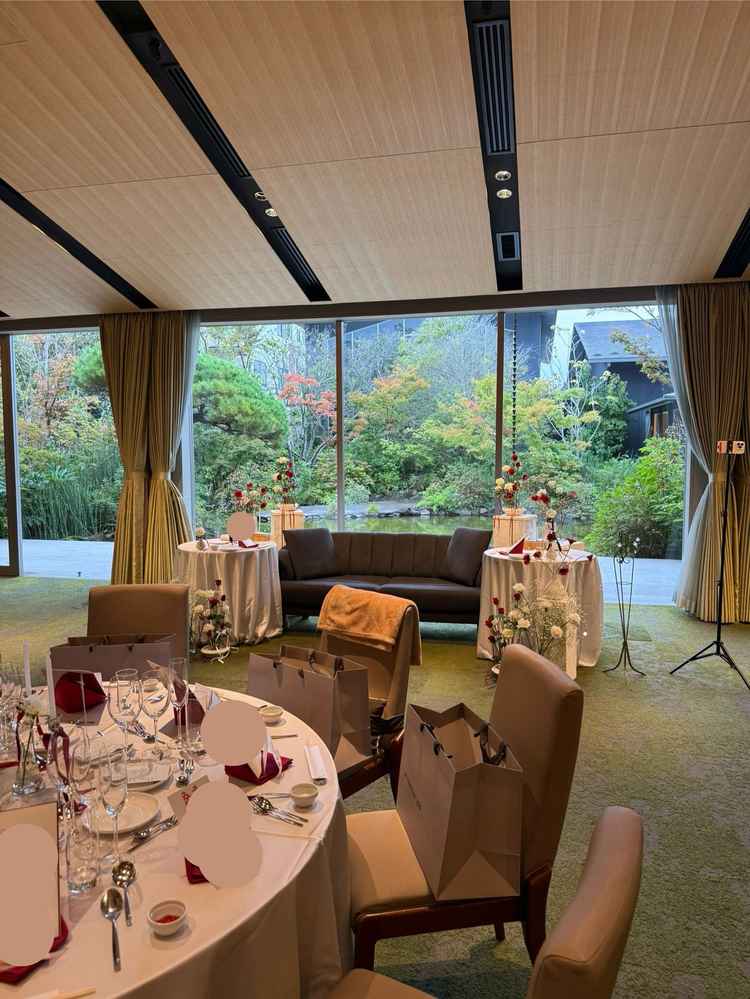 光や音が集約されるような構造をしている宴会場は、ゲストとの一体感を楽しめるよう。