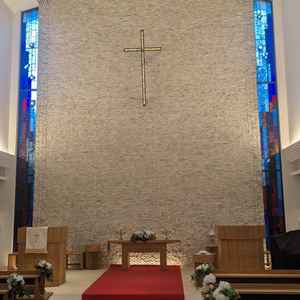 チャペルは天井が高く、両脇には聖書をイメージしたステンドグラスがあり本格的な雰囲気で素敵だった。