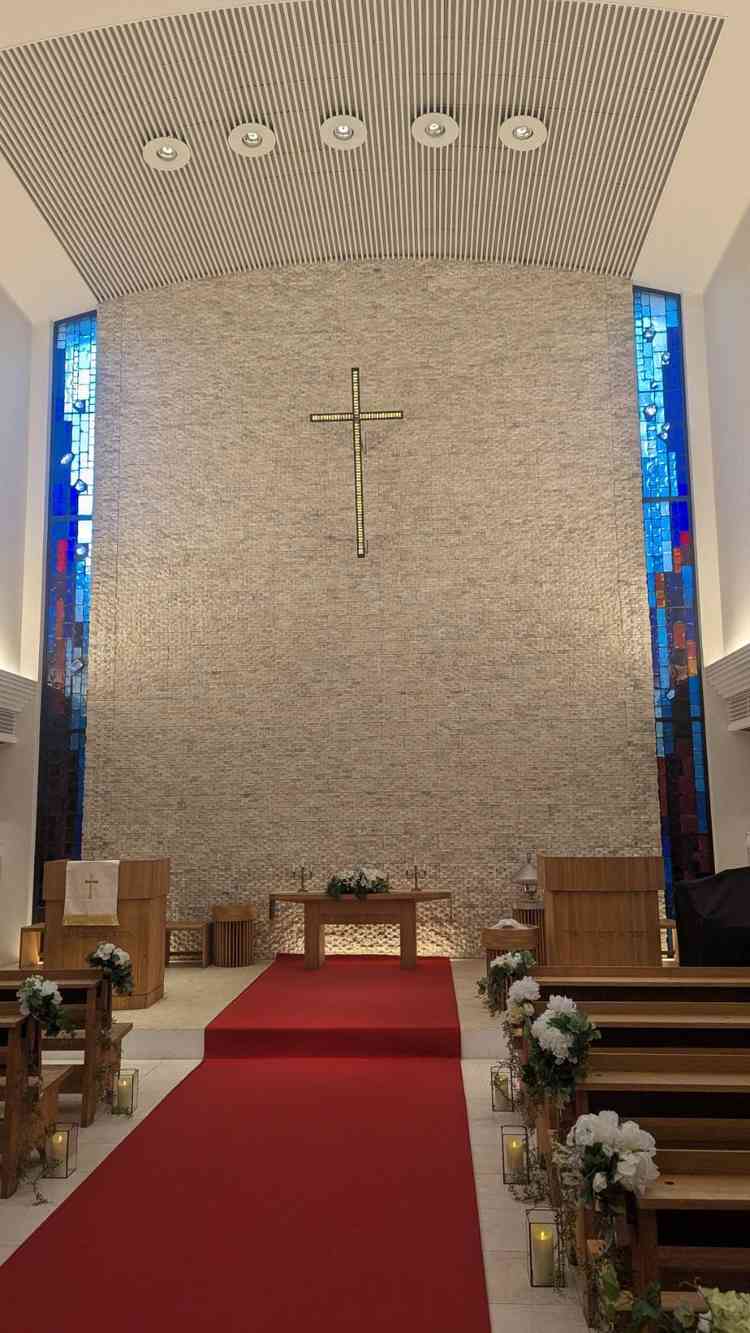 チャペルは天井が高く、両脇には聖書をイメージしたステンドグラスがあり本格的な雰囲気で素敵だった。