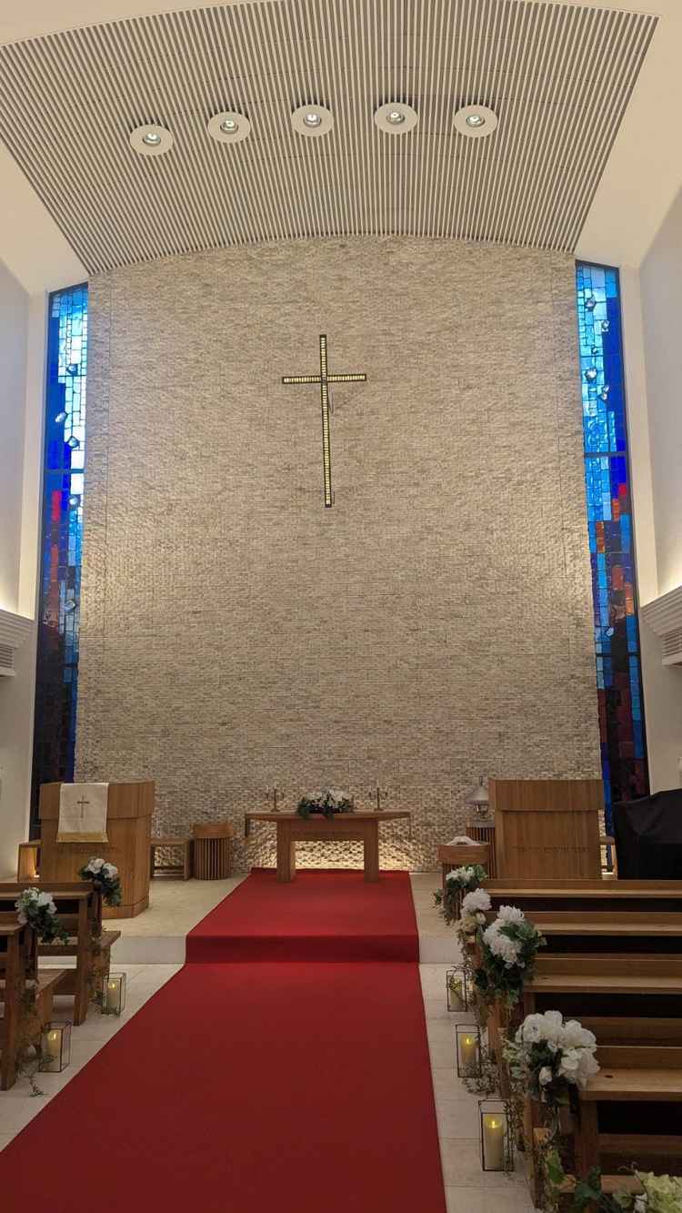 チャペルは天井が高く、両脇には聖書をイメージしたステンドグラスがあり本格的な雰囲気で素敵だった。