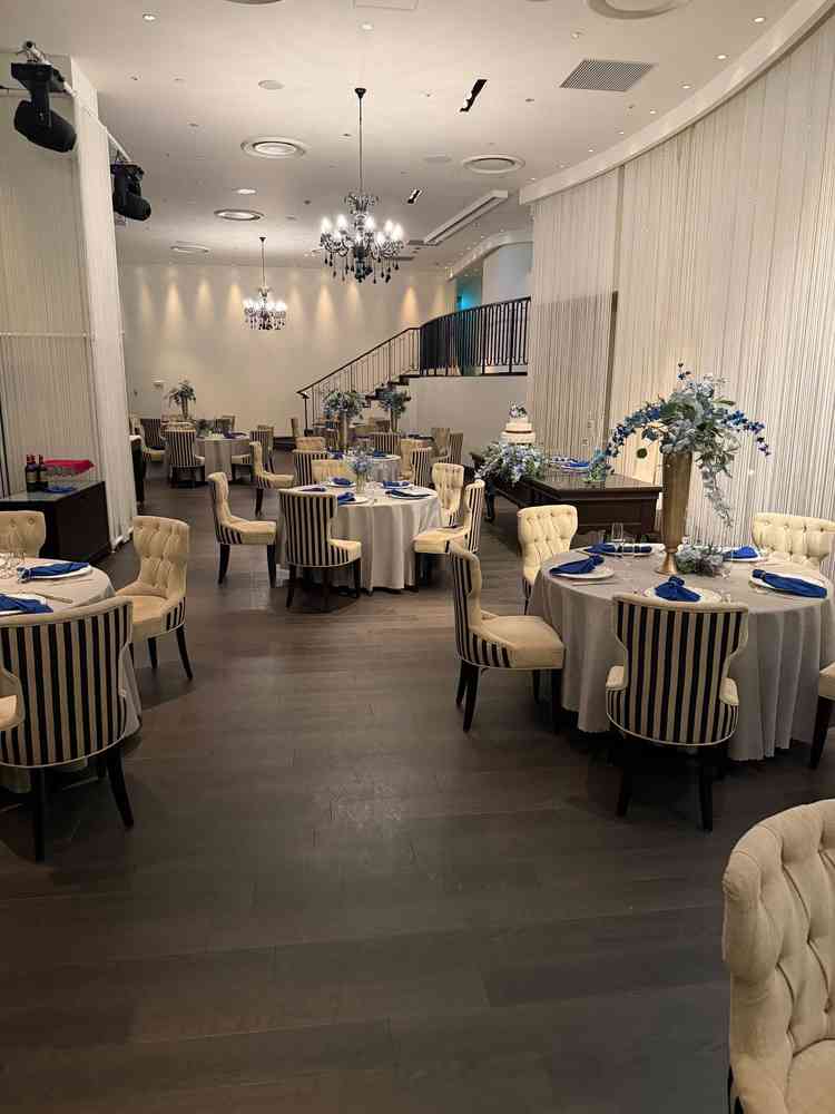 披露宴会場1個目です