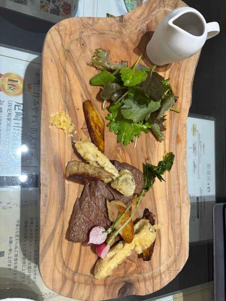 試食。松茸やフォアグラ、牛肉が美味しかった。