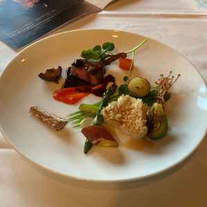 メイン料理の魚と肉の試食。魚が美味しかったです。