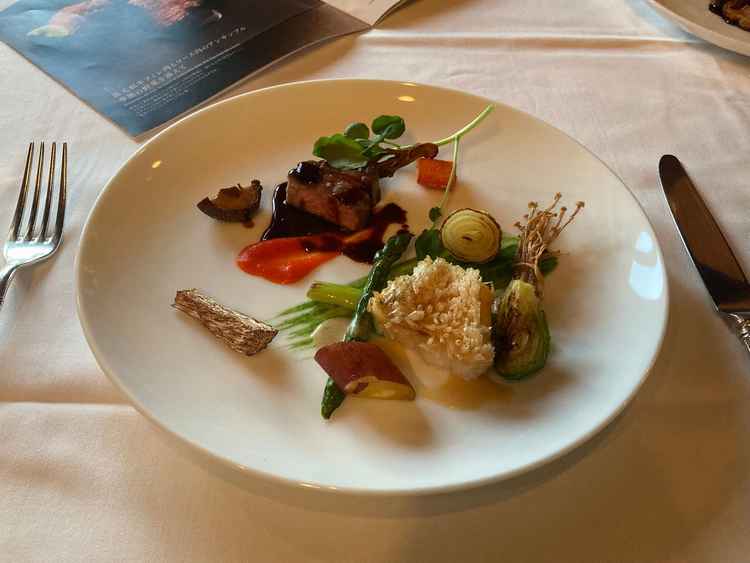 メイン料理の魚と肉の試食。魚が美味しかったです。