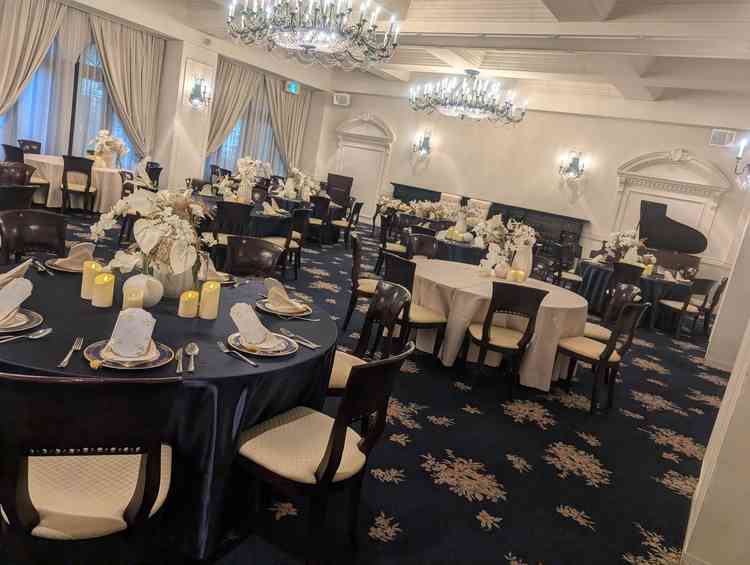 シックな雰囲気の披露宴会場