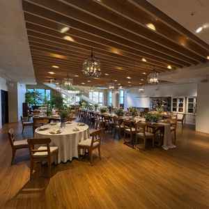 披露宴会場(広い方)、緑が多く、窓もあり。天井は低い。