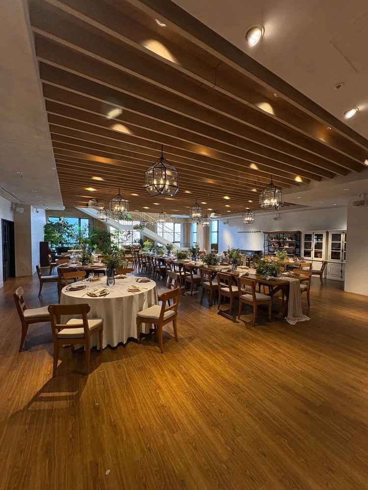 披露宴会場(広い方)、緑が多く、窓もあり。天井は低い。