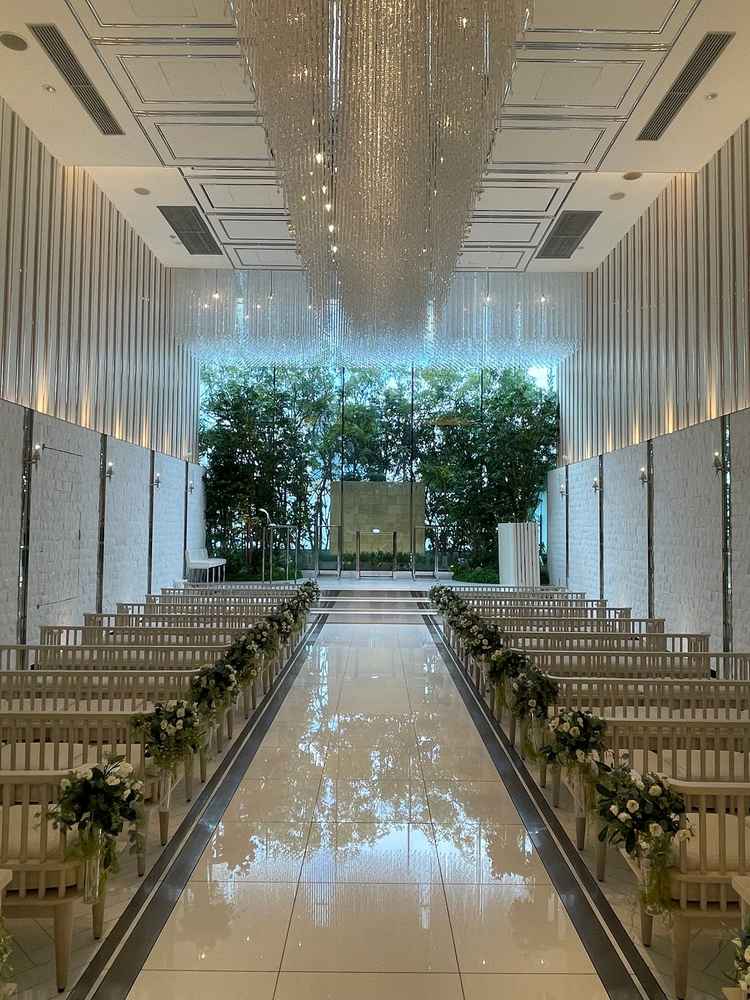 天高で日光も入るので、明るく開放感があった。クリスタルがとても綺麗で理想の挙式が出来そうだと感じる。