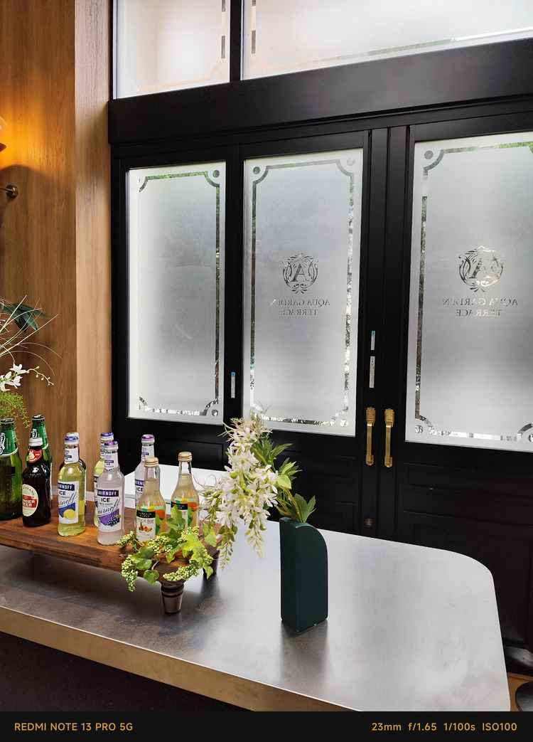 ウェルカムドリンクがある待合は広々してて、チャペルもみえないよう草木が多かった。