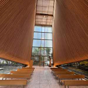 チャペルの中は木に囲まれていて暖かい雰囲気でした！