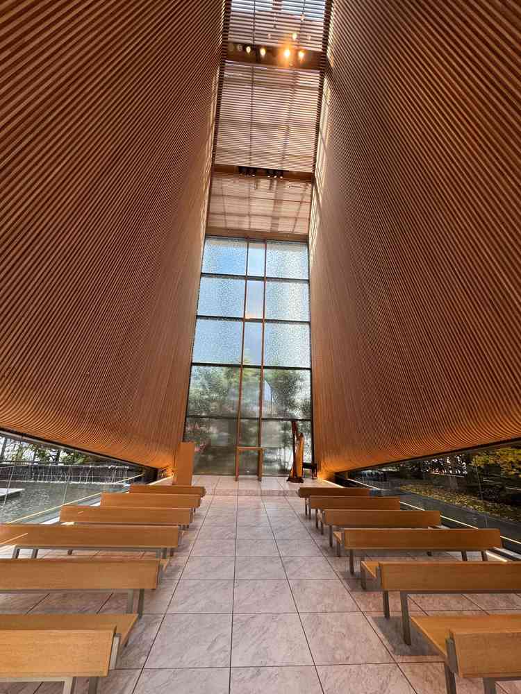 チャペルの中は木に囲まれていて暖かい雰囲気でした！