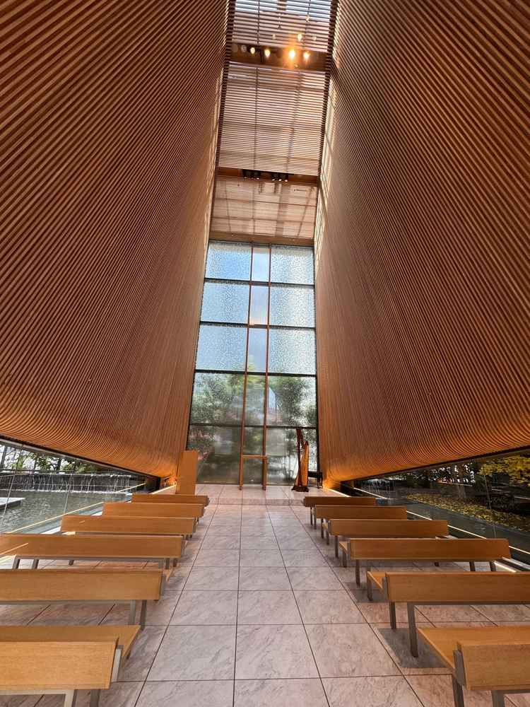 チャペルの中は木に囲まれていて暖かい雰囲気でした！