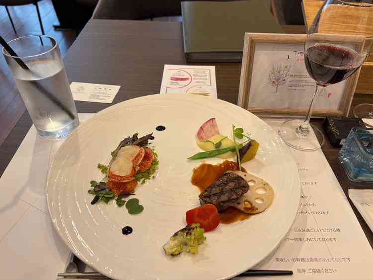 オマールエビが美味しかった。料理に合うワインも出してくれた。