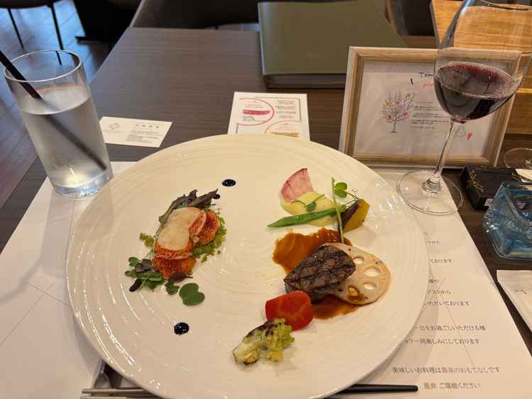 オマールエビが美味しかった。料理に合うワインも出してくれた。