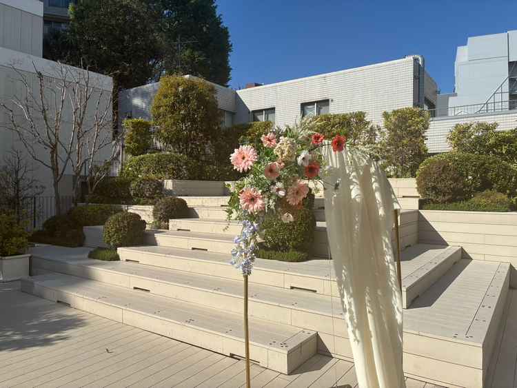 披露宴会場に隣接するテラス、喫煙所があり便利です。またシャボン玉の演出も素敵でした。