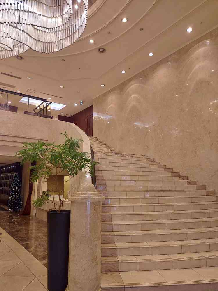 ロビーの写真。フラワーシャワーや親族との写真撮影も可能。