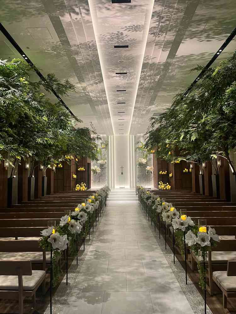 チャペル。天井が高く、窓がないのに自然を感じられて開けた瞬間の感動がありました。