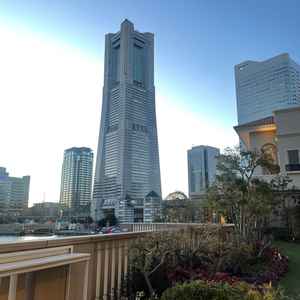挙式後のフラワーシャワースペースからの景色。夜の挙式だと夜景が非常に綺麗に見えそう。