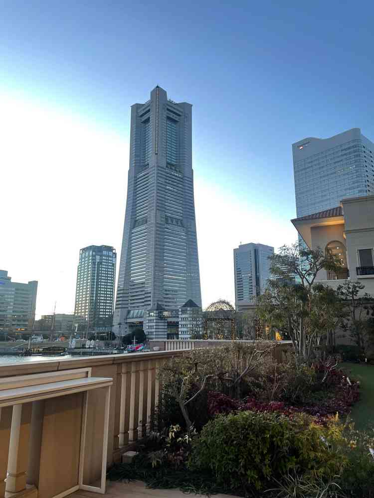 挙式後のフラワーシャワースペースからの景色。夜の挙式だと夜景が非常に綺麗に見えそう。