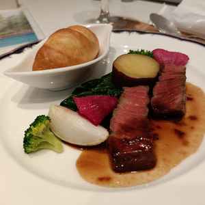 ビーフステーキは柔らかくとても食べやすく美味しかったです。付け合わせの野菜も新鮮でした。