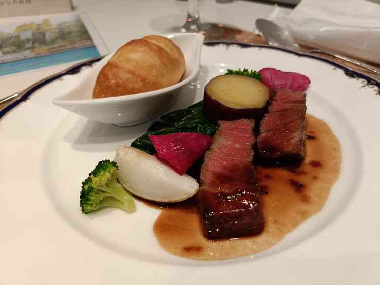 ビーフステーキは柔らかくとても食べやすく美味しかったです。付け合わせの野菜も新鮮でした。