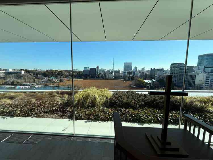 チャペルからの景色。スカイツリーが真ん中に見えます。