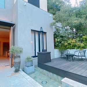 ゲスト用エントランスから水が流れる非日常感