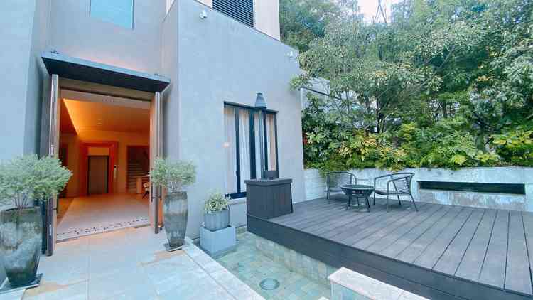 ゲスト用エントランスから水が流れる非日常感