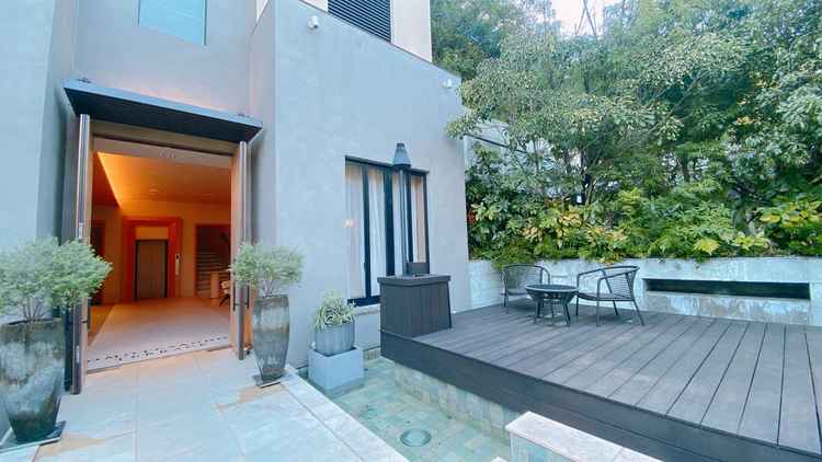 ゲスト用エントランスから水が流れる非日常感