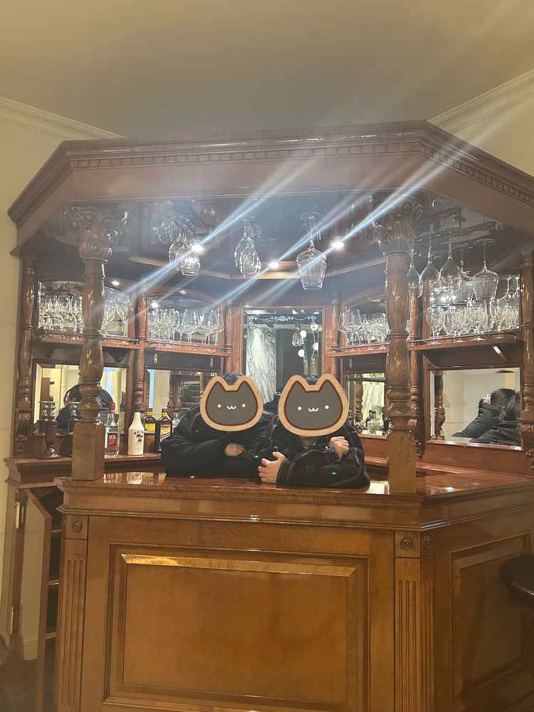 参列者待合室のバーカウンターで雰囲気がとってもよかったので写真をとりましょうかと声をかけてくださった