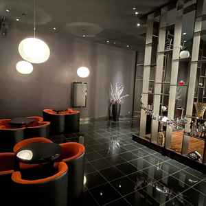 ゲストの待合室。暗めなバーのような雰囲気で素敵。