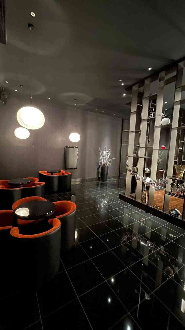 ゲストの待合室。暗めなバーのような雰囲気で素敵。