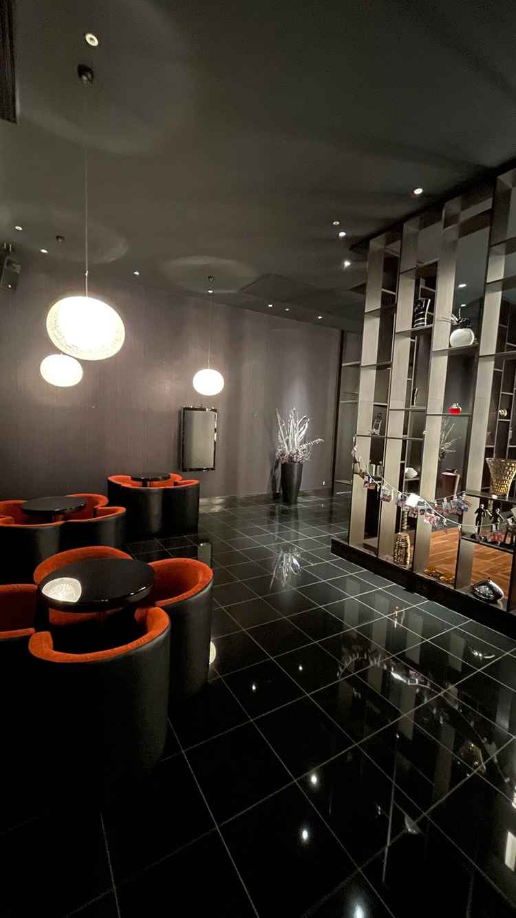 ゲストの待合室。暗めなバーのような雰囲気で素敵。