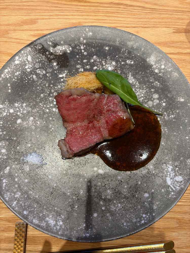 ローストビーフを運ぶ演出もできるとのことでとても魅力的で、料理はどれも美味しかったです。