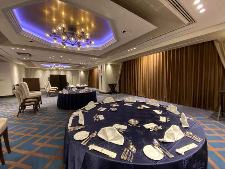 披露宴会場です。最上階にあり、カーテンを開けると京都の景色が一望できるワクワクする空間でした。