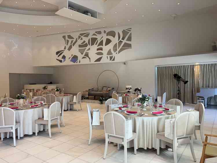 披露宴会場1。白基調で可愛らしかったです。