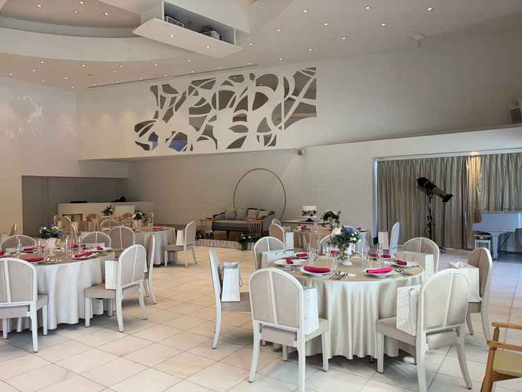 披露宴会場1。白基調で可愛らしかったです。