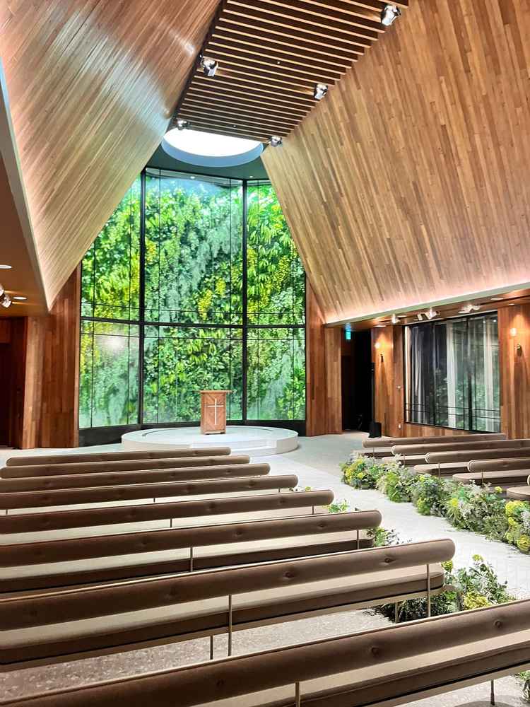 チャペルは天井が高く演出含めて非常に素敵な空間だった