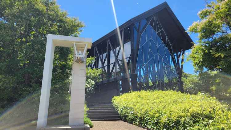 森のチャペル外から とベル