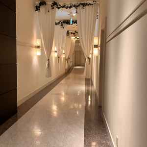 チャペルから披露宴に向かう廊下。壁に新郎新婦の写真を飾ることで移動時間も楽しめる演出が可能とのこと。