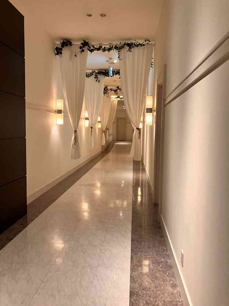 チャペルから披露宴に向かう廊下。壁に新郎新婦の写真を飾ることで移動時間も楽しめる演出が可能とのこと。