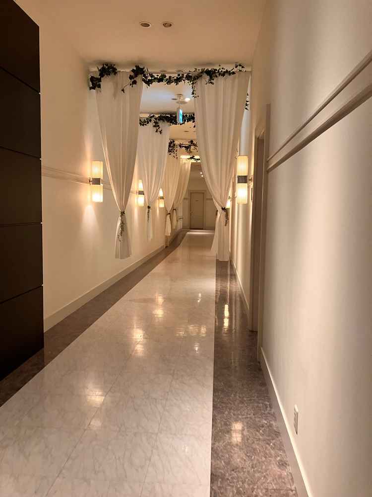 チャペルから披露宴に向かう廊下。壁に新郎新婦の写真を飾ることで移動時間も楽しめる演出が可能とのこと。