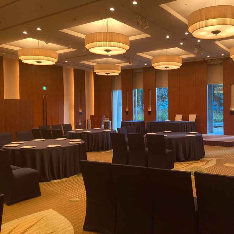 披露宴会場。シックな印象ですが、テーブルクロス等で雰囲気を変えられるそうです。